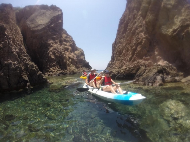 Pasando a remo entre las calas.jpg